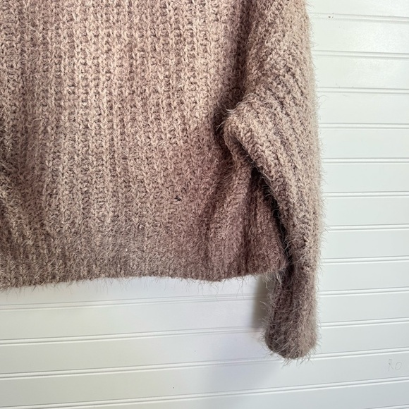 Express Women’s Mock Neck Knit Sweater Cropped Fuzzy Sz M Pullover - Picture 4 of 15